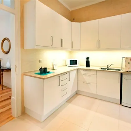 Lovely 4 Bedroom Apartment In Lisbon Апартаменты *
