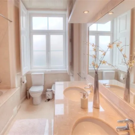 Lovely 4 Bedroom Apartment In Lisbon